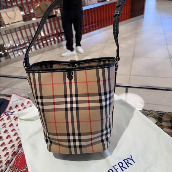 Burberry Checkered Bucket Bag NWT - Picture 2 of 8